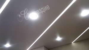 натяжной потолок с геометрической подсветкой: световые линии