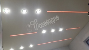 натяжной потолок с подсветкой: световые линии и точечный свет
