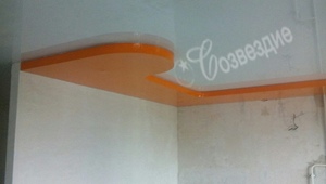 оранжевый потолок на кухню