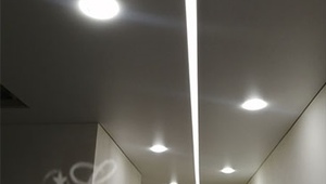 натяжной потолок: световые линии в коридоре