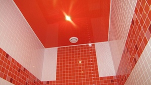 красный потолок в ванной