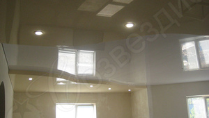 многоуровневый потолок, глянцевое полотно