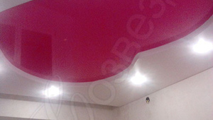 розовый потолок натяжной