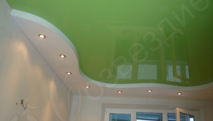 зеленый двухуровневый потолок со сложной геометрией