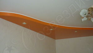 оранжевый двухуровневый натяжной потолок со встроенным светом