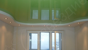 зеленый натяжной двухуровневый потолок в гостинной