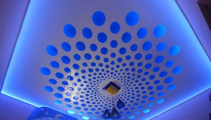 перфорированный натяжной потолок с подсветкой