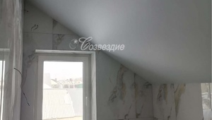 натяжной потолок: санузел на мансарде