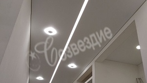 коридор: монтаж потолка со световыми линиями