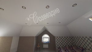 белый натяжной потолок с подсветкой в мансарде