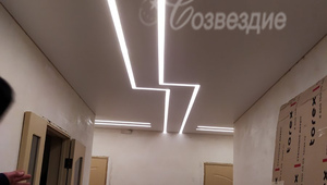 монтаж натяжного потолка в коридоре со световыми линиями