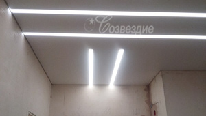 интересный вариант освещения в коридоре: световые линии