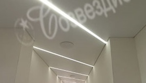 освещение коридора - световые линии на натяжном потолке